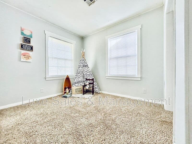 Del City House: 4220 SE 25th St