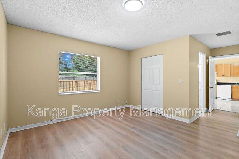 Greenacres House: 6126 Wauconda Way E