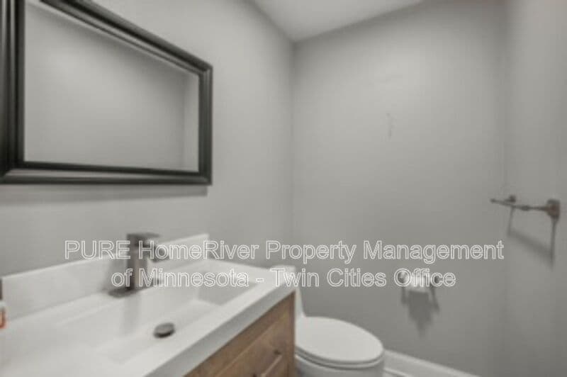 Edina House: 7420 Hyde Park Cir