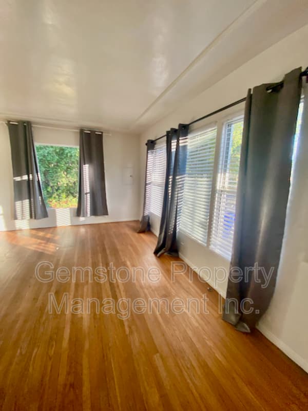 San Diego House: 5017 College Ave