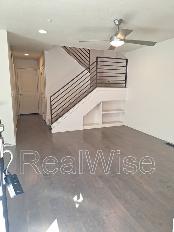 Ashland House: 49 N Mountain Ave