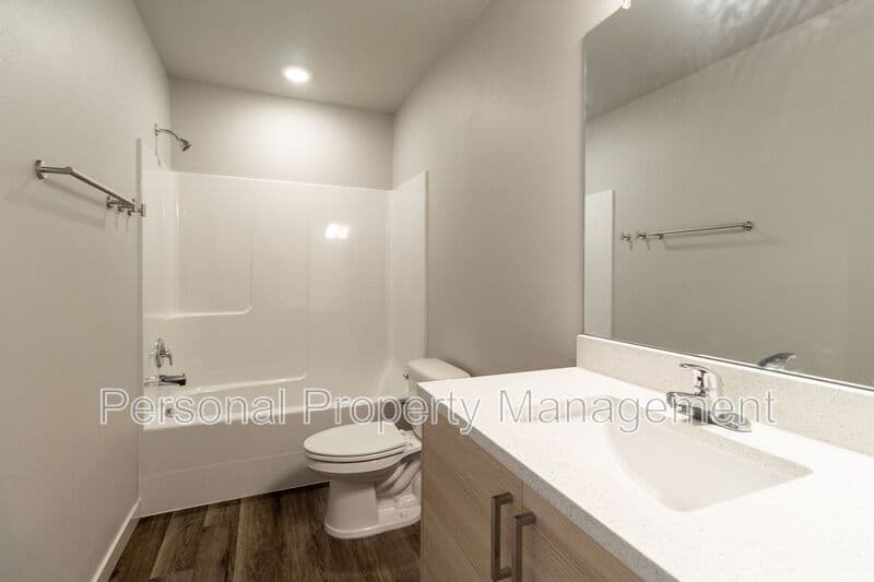Washougal Townhome: 1815 N R Cir