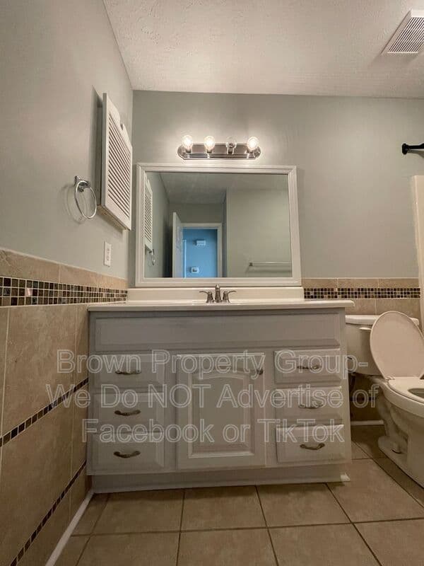 Fayetteville House: 6897 Kingsgate Dr