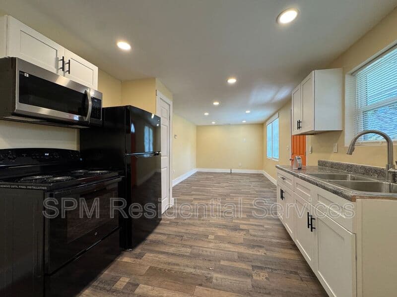 Wilmington House: 565 Manly Ave