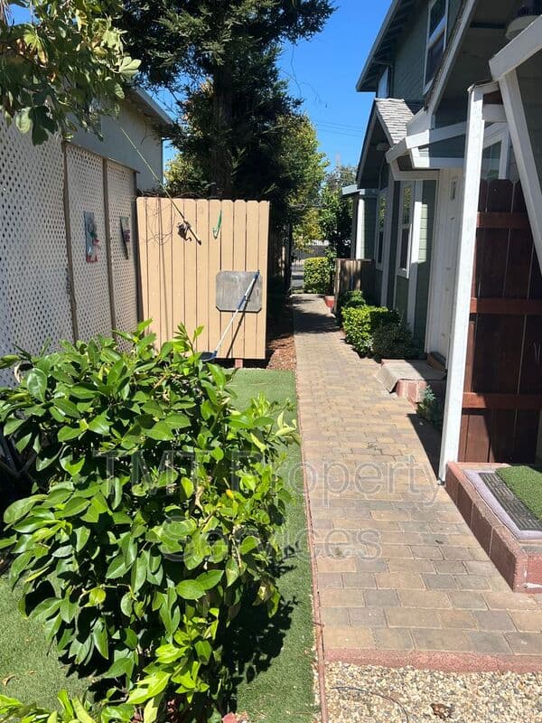 Sacramento House: 376 Morrison Avenue