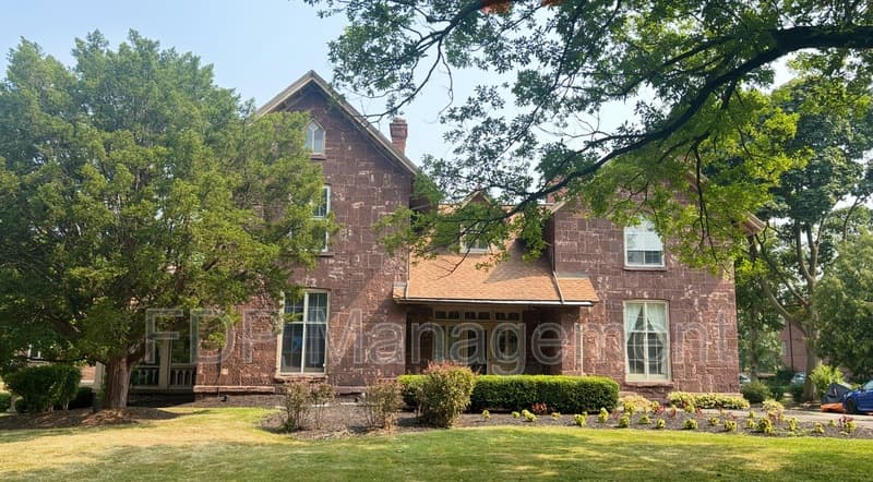 Rochester House: 660 East Avenue