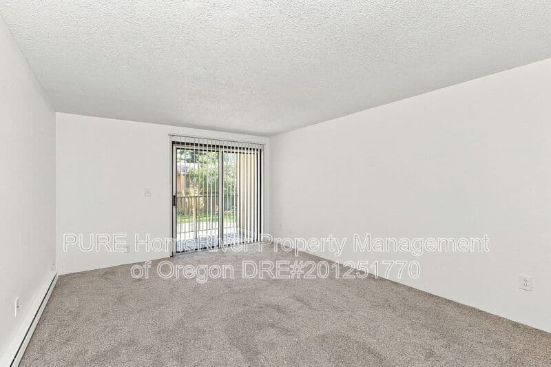 Portland Condo: 14142 NE Sandy Blvd