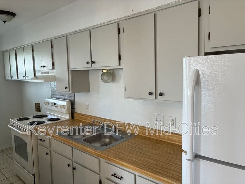 Fort Worth House: 13320 White Settlement Road