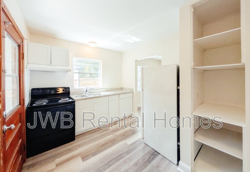 Jacksonville House: 6135 Lynnwood Ave Unit B
