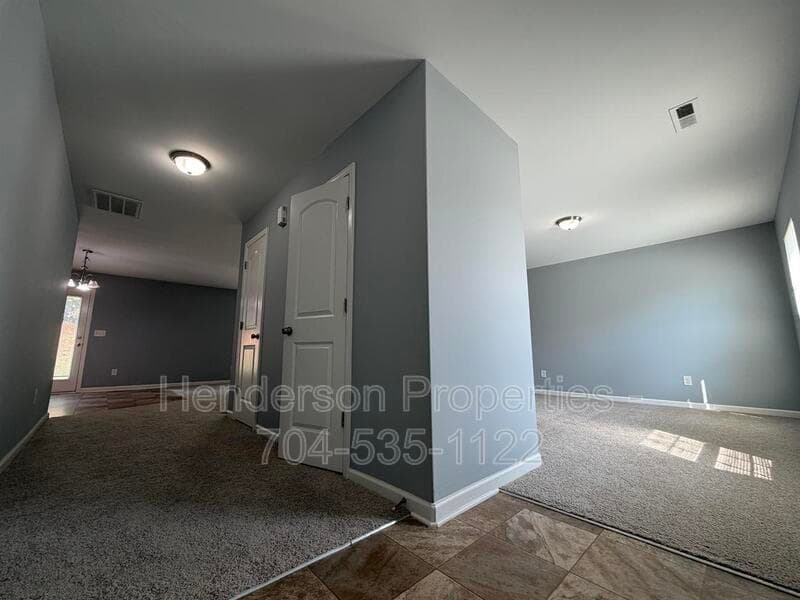 Charlottte House: 9025 Sharpes Cir