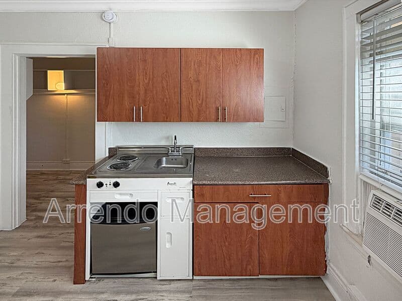 Coral Gables House: 126 Mendoza Ave