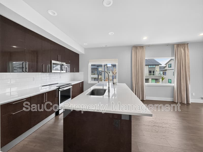 Hillsboro House: 6813 SE Cashmere Ln