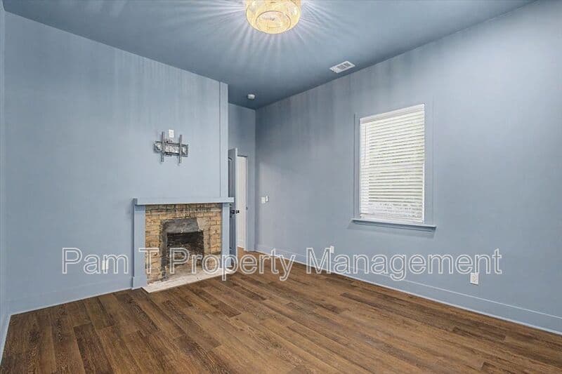 Savannah Condo: 638 E 37th St