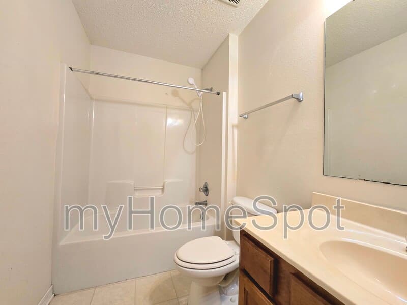 Pensacola House: 2497 Redoubt Ave