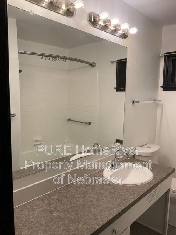 Omaha House: 5236 Ames Ave