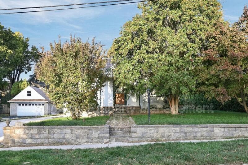 Ardmore House: 2515 Belmont Ave