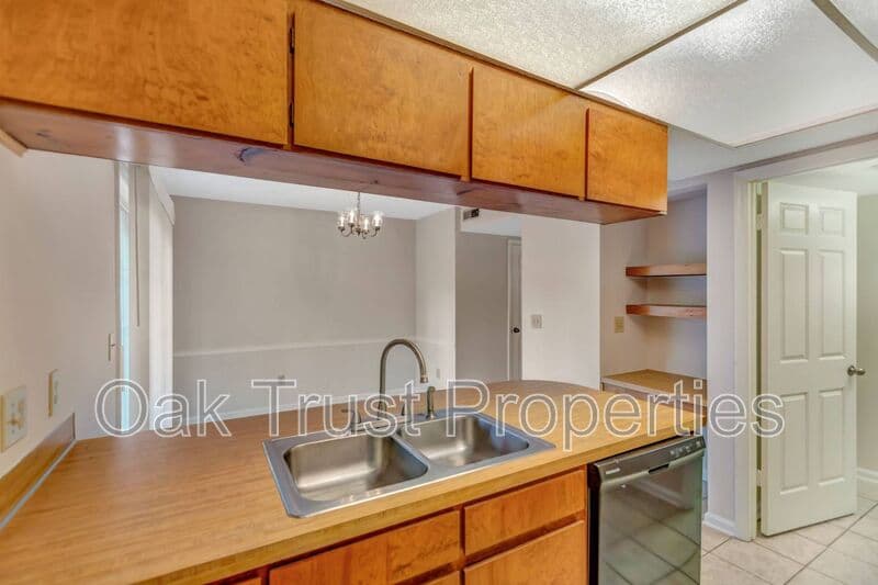 Summerville Townhome: 593 Travelers Blvd