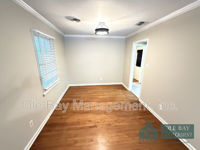 Mobile House: 108 Hilltop Dr E