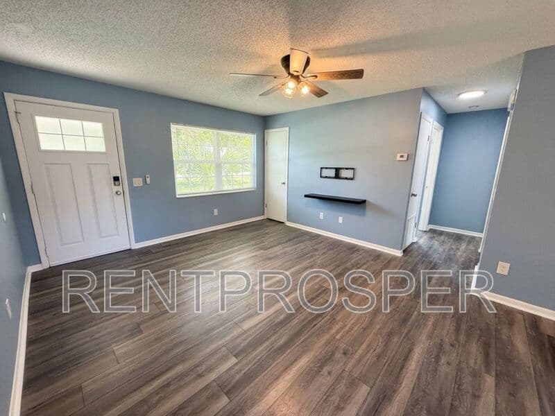 Deland House: 410 Albany Ave