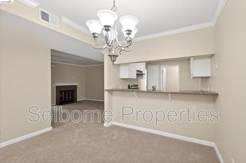 Oakland House: 660 Canyon Oaks Dr