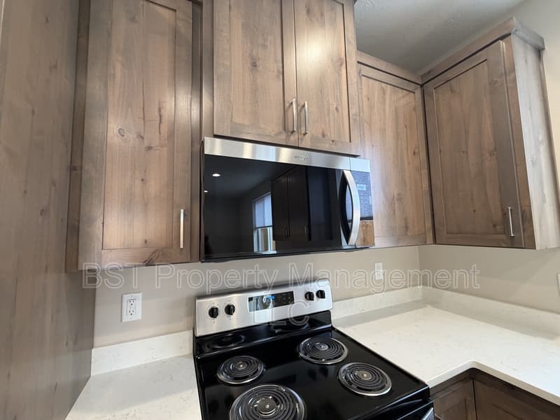 Keizer Townhome: 4035 Filbert St NE, Keizer, OR 97303