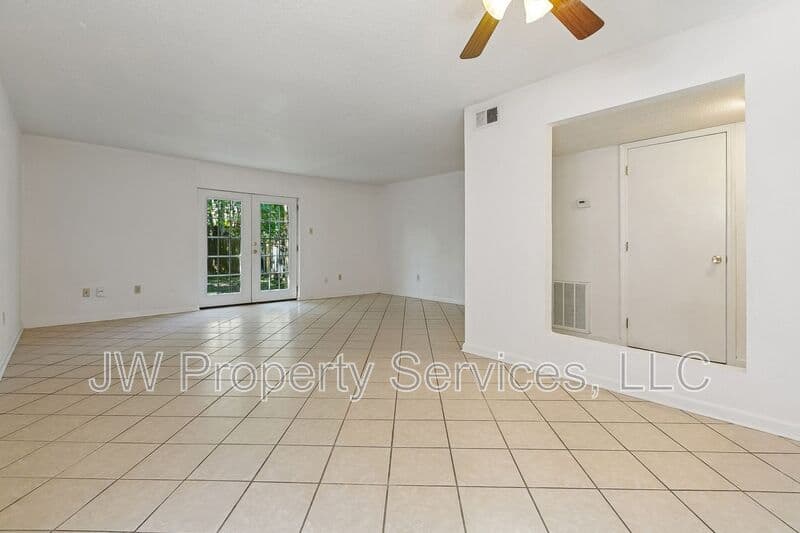 Metairie House: 2512-2514 Caswell Ln