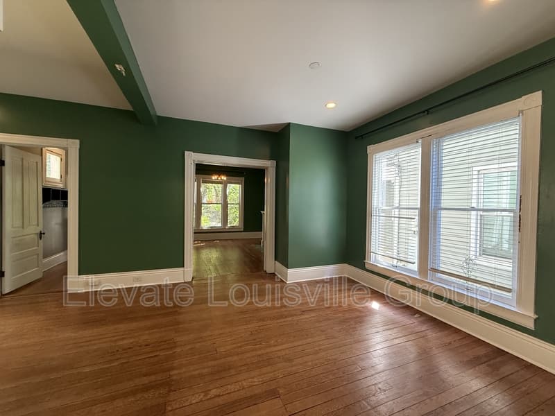 Louisville House: 102 Waverly Court
