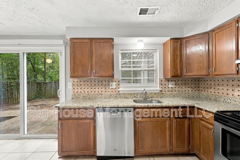 Waldorf Townhome: 1554 Pin Oak Dr