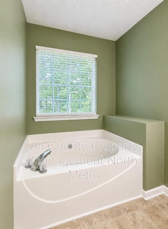Gainesville House: 4710 Middleboro Lane