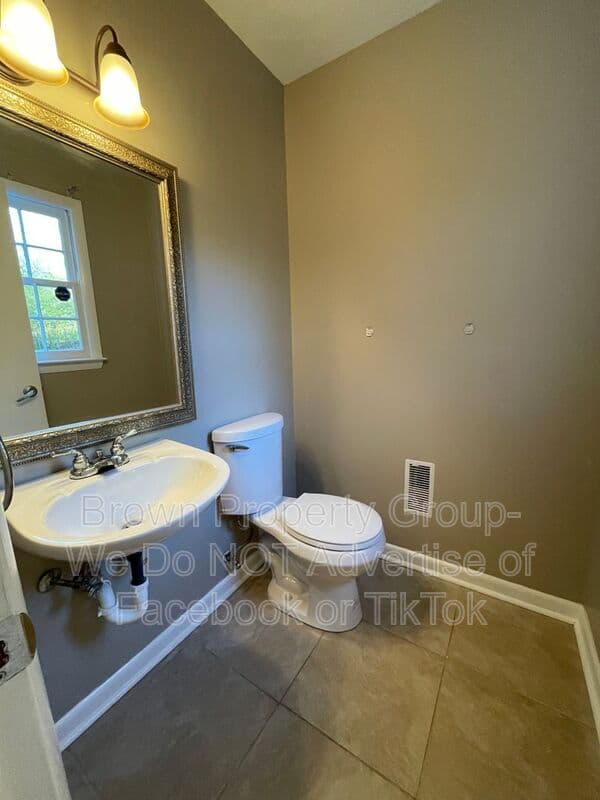 Fayetteville House: 1536 Rossmore Dr