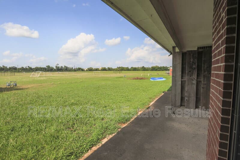 Rogers Condo: 2223 W Roselawn St