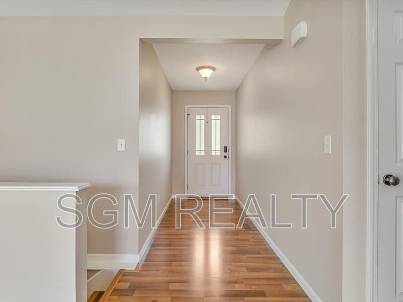 Waterloo House: 1116 Maplewood Ln