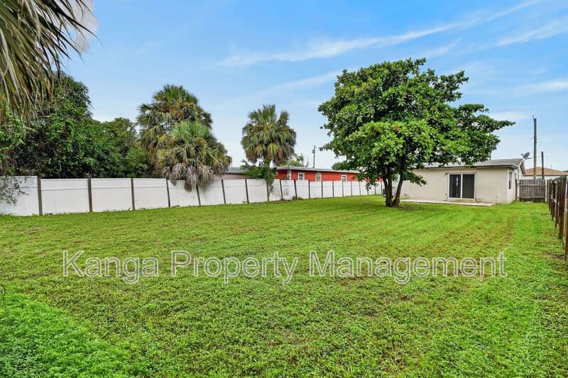 Riviera Beach House: 1037 W 28Th St