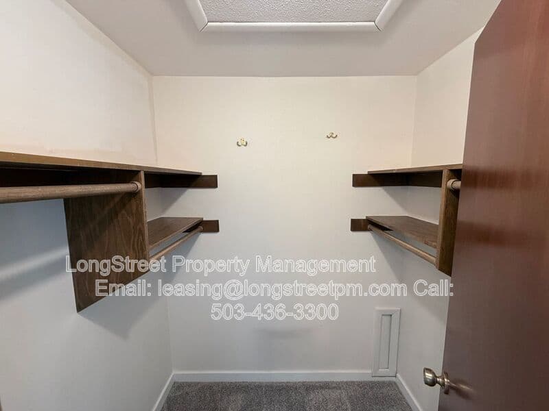 Salem House: 869 Meadowlawn Dr SE