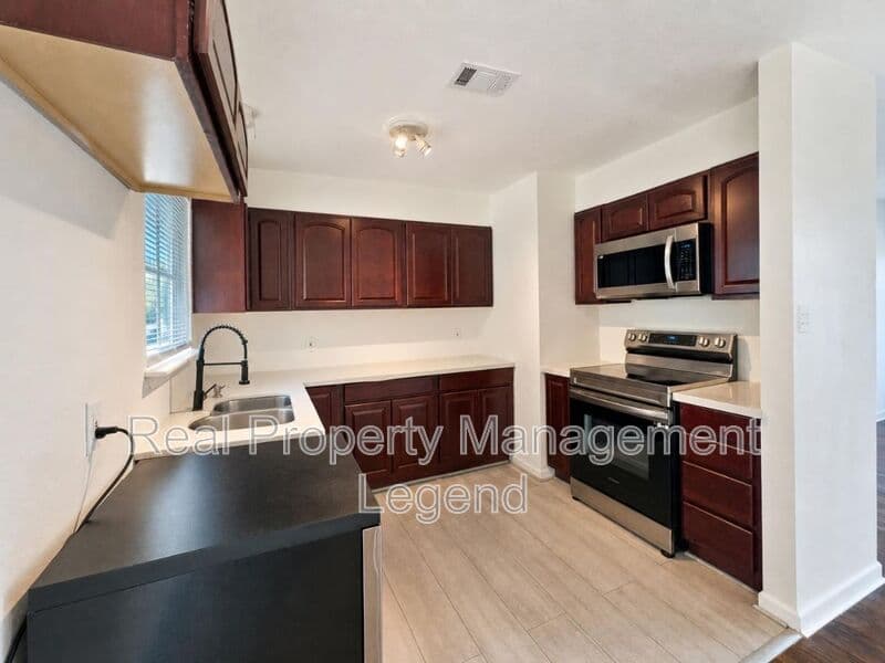Hurst House: 700 Pine St