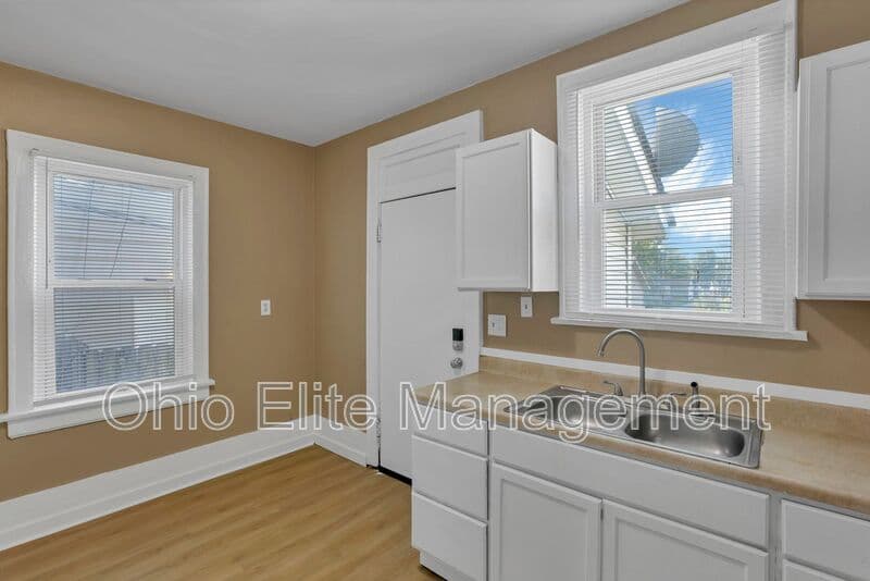 Columbus House: 2545 Sullivant Ave