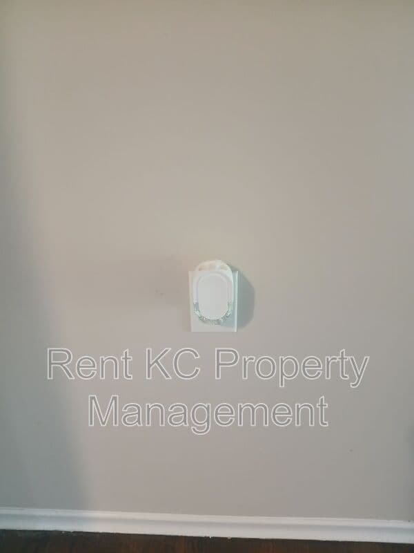 Kansas City House: 5323 NW Edgewood Circle