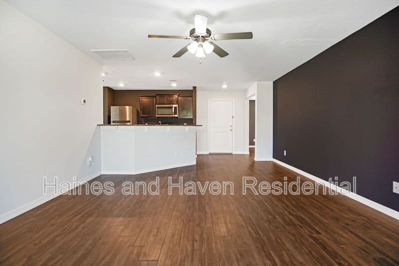 Dundee House: 1503 Swan Lake Cir