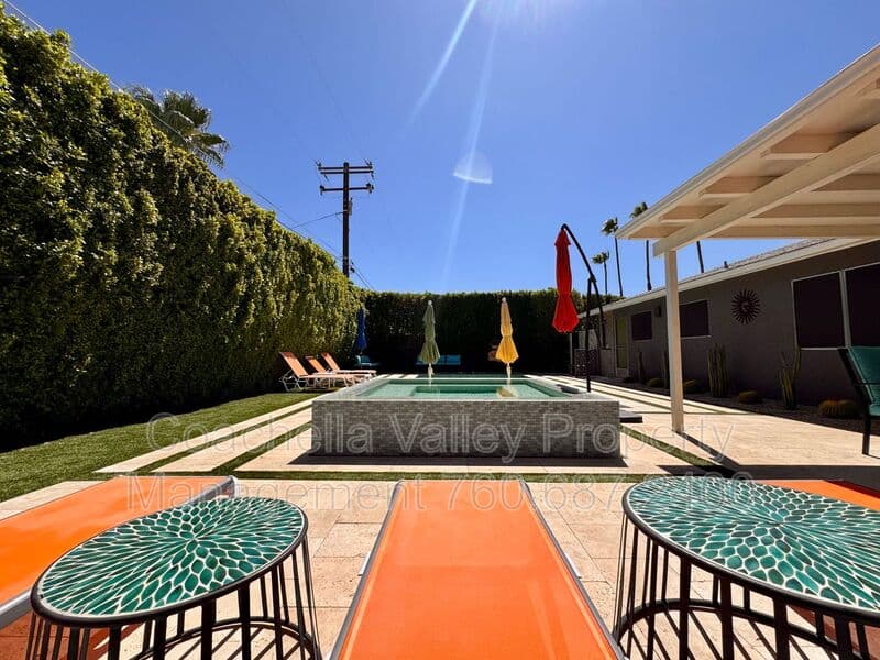 Palm Springs House: 2004 N San Antonio Rd