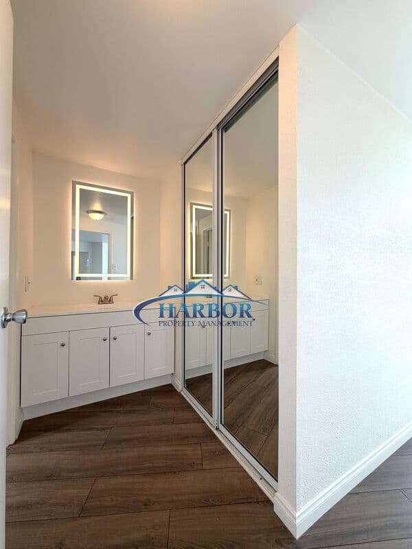 Long Beach Condo: 700 E. Ocean Blvd.