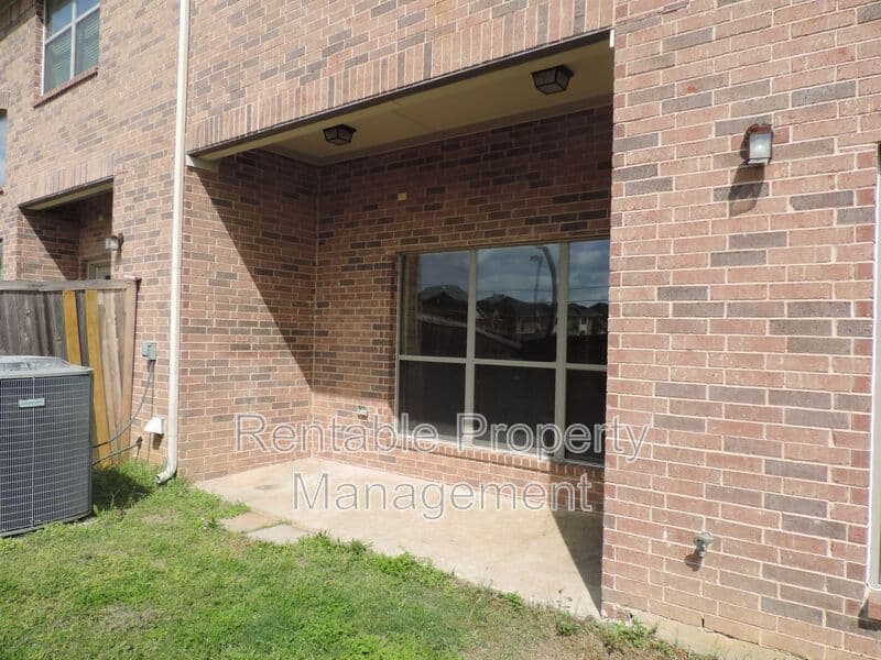 Irving House: 1835 Leann Ln.