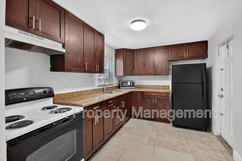 West Palm Beach Condo: 885 7th St