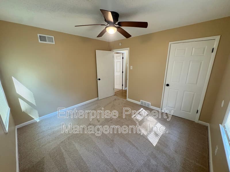 Memphis House: 3645 W Sutton Dr