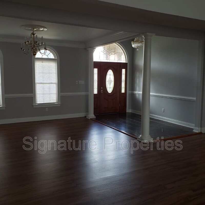 Midlothian House: 6501 Southshore Dr