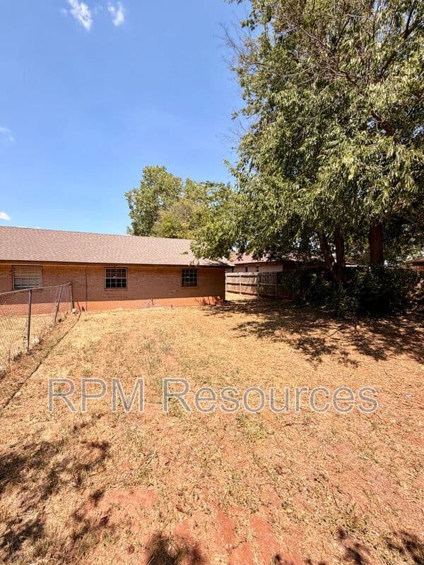 Oklahoma City Condo: 7000 Woodlake Dr