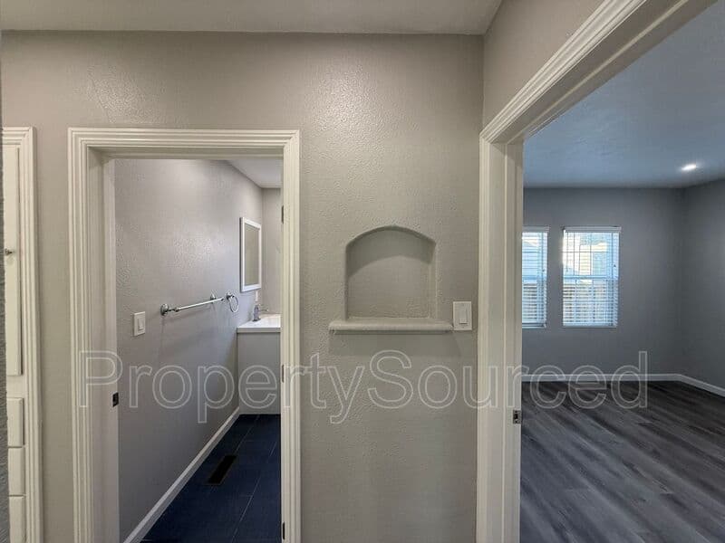 Manteca House: 807 W Yosemite