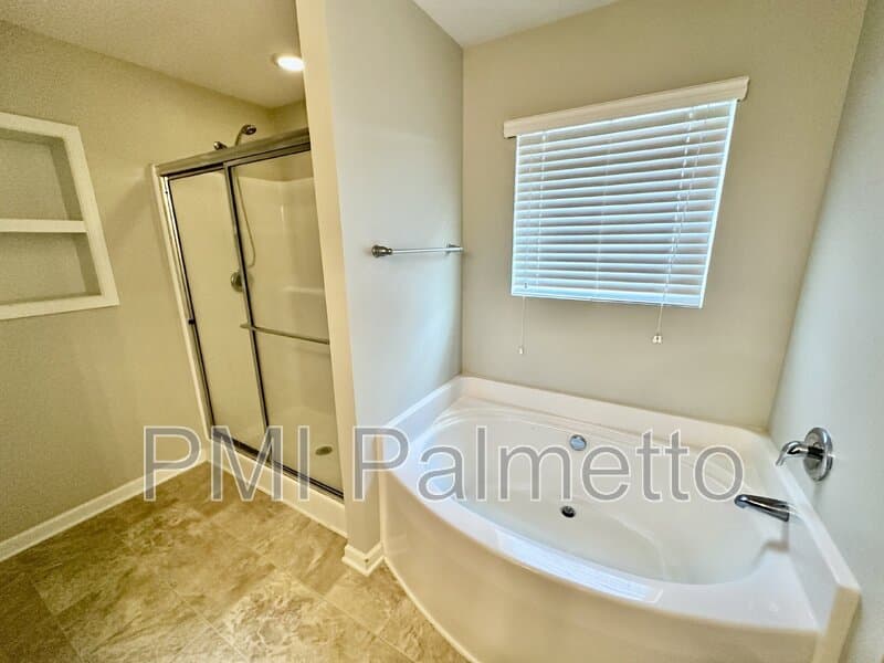 Elgin House: 423 Easy Goer Ct