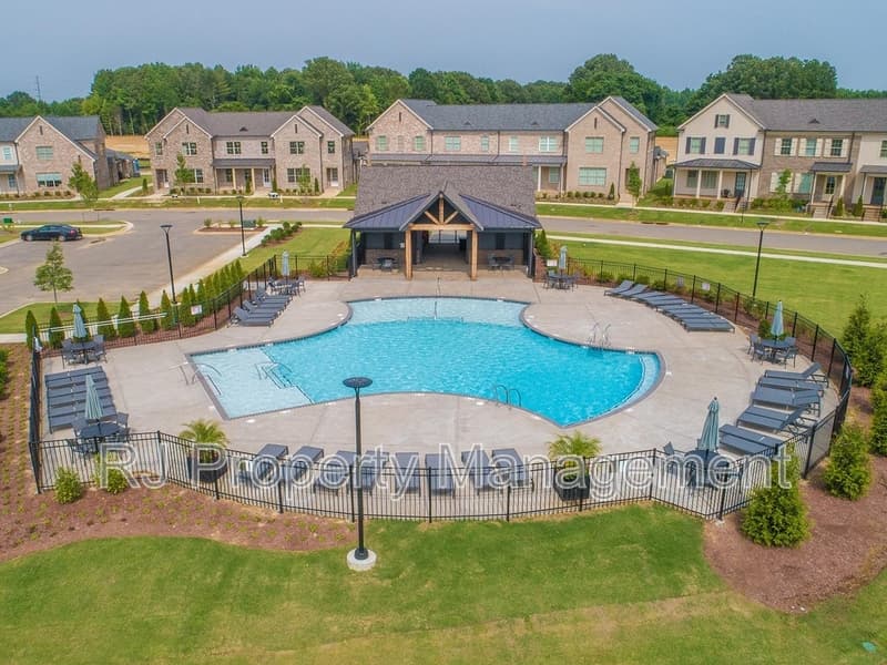 Collierville Townhome: 924 Aldwick Dr