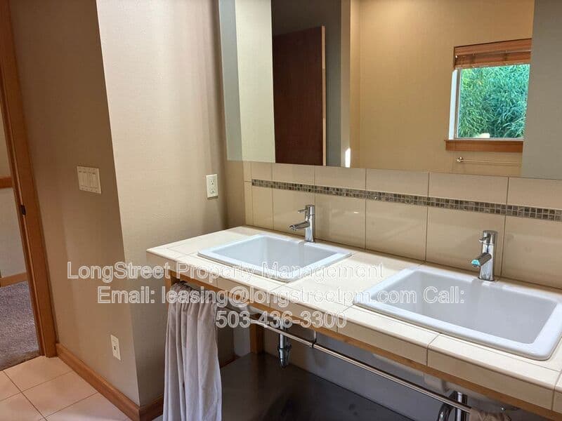 Portland Townhome: 5123 S Corbett Ave