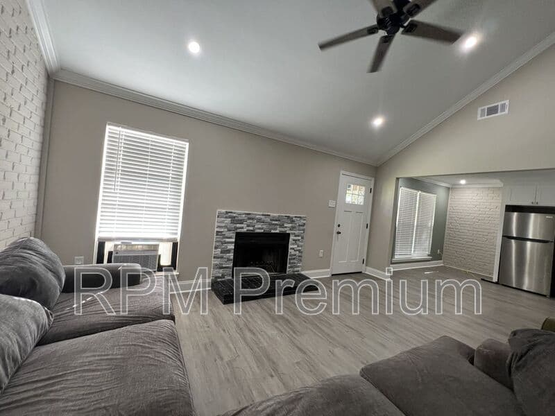 Baton Rouge House: 8724 Pecan Tree Dr.